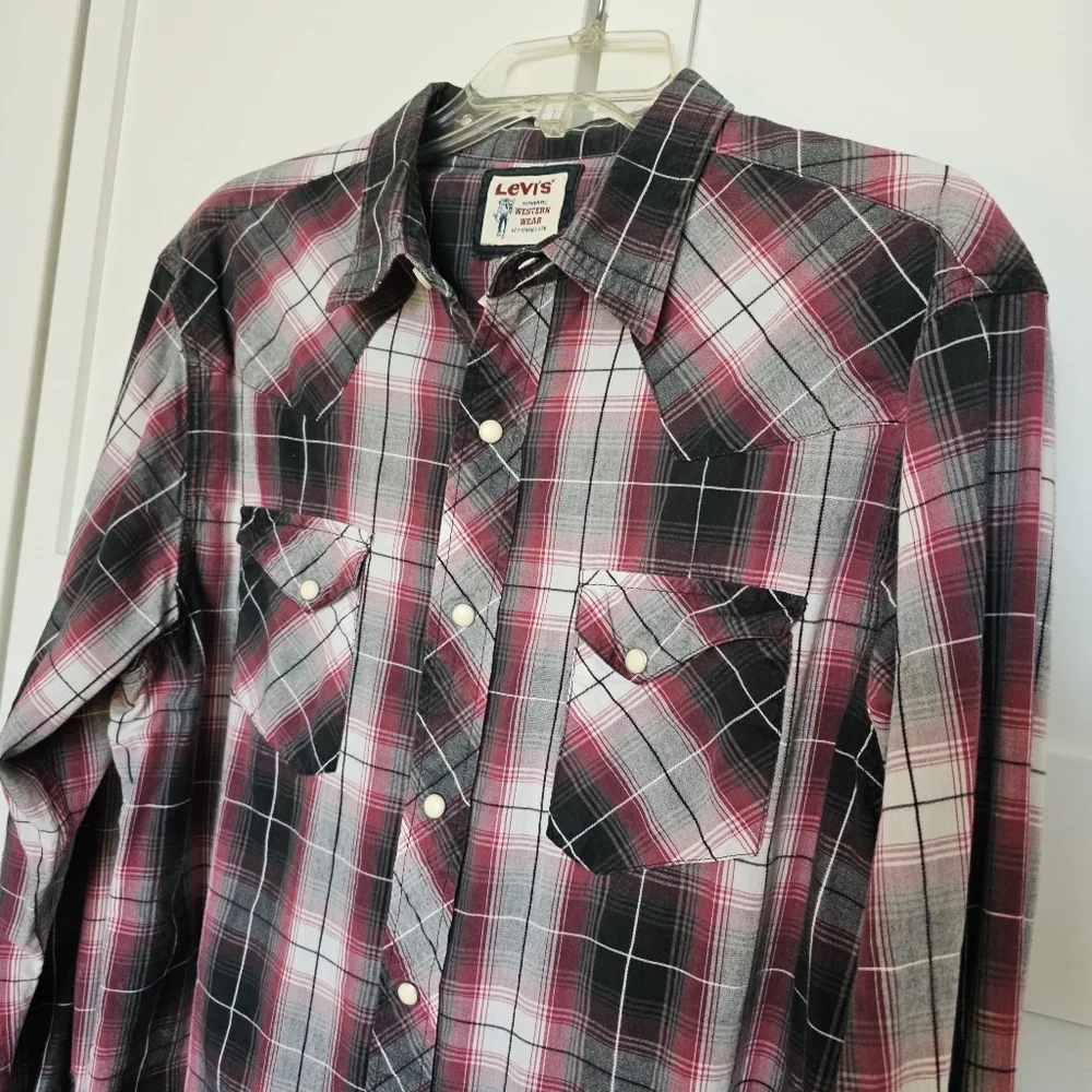 Levi's Western Wear 100% cotton long sleeve button-up size L